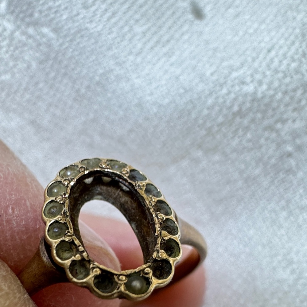 Elegant Gold-Tone Ring - Picture 4 of 7